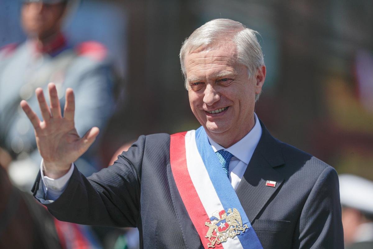 José Antonio Kast saluda a sus seguidores después de asumir este miércoles la Presidencia de Chile.