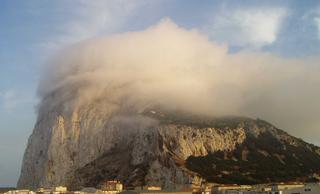 ¿Cómo se origina la nube de levante que parece envolver en llamas el peñón de Gibraltar?