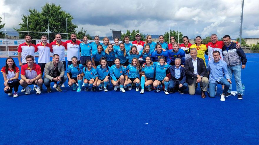 La plantilla de la selección femenina al completo, junto al cuerpo técnico, en la visita de Luis Menor. | // FDV