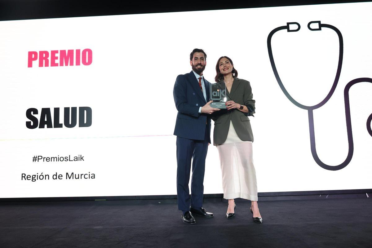 Juan Pablo Mendoza, director del Departamento Creativo de la UCAM, entrega el premio a Teresa Olivares.