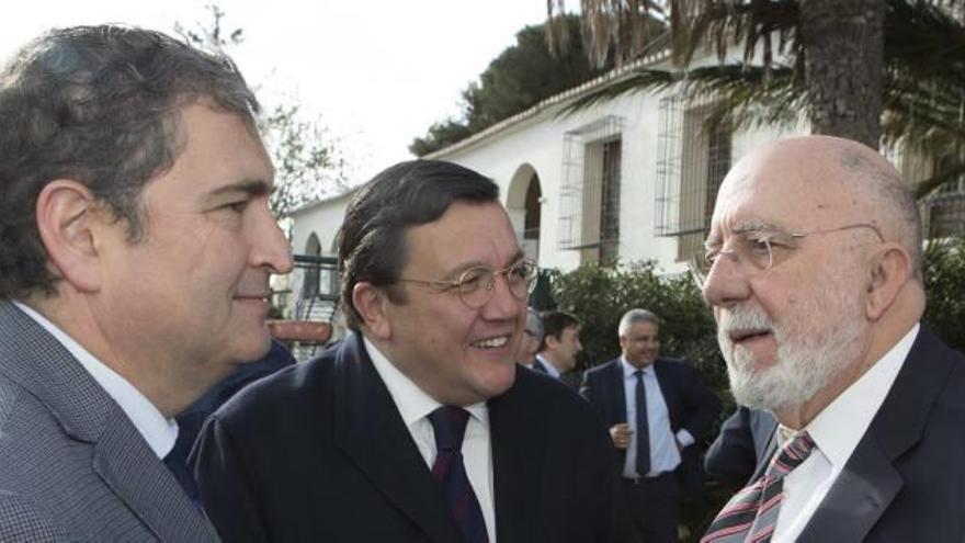 Ezquiel Moltó y Antonio Arias conversando con García Miralles.