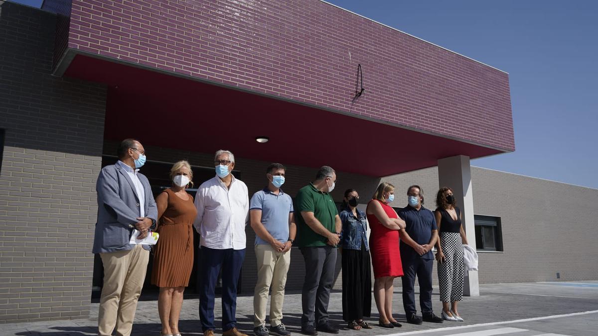 Visita de las autoridades al centro de día de autismo.