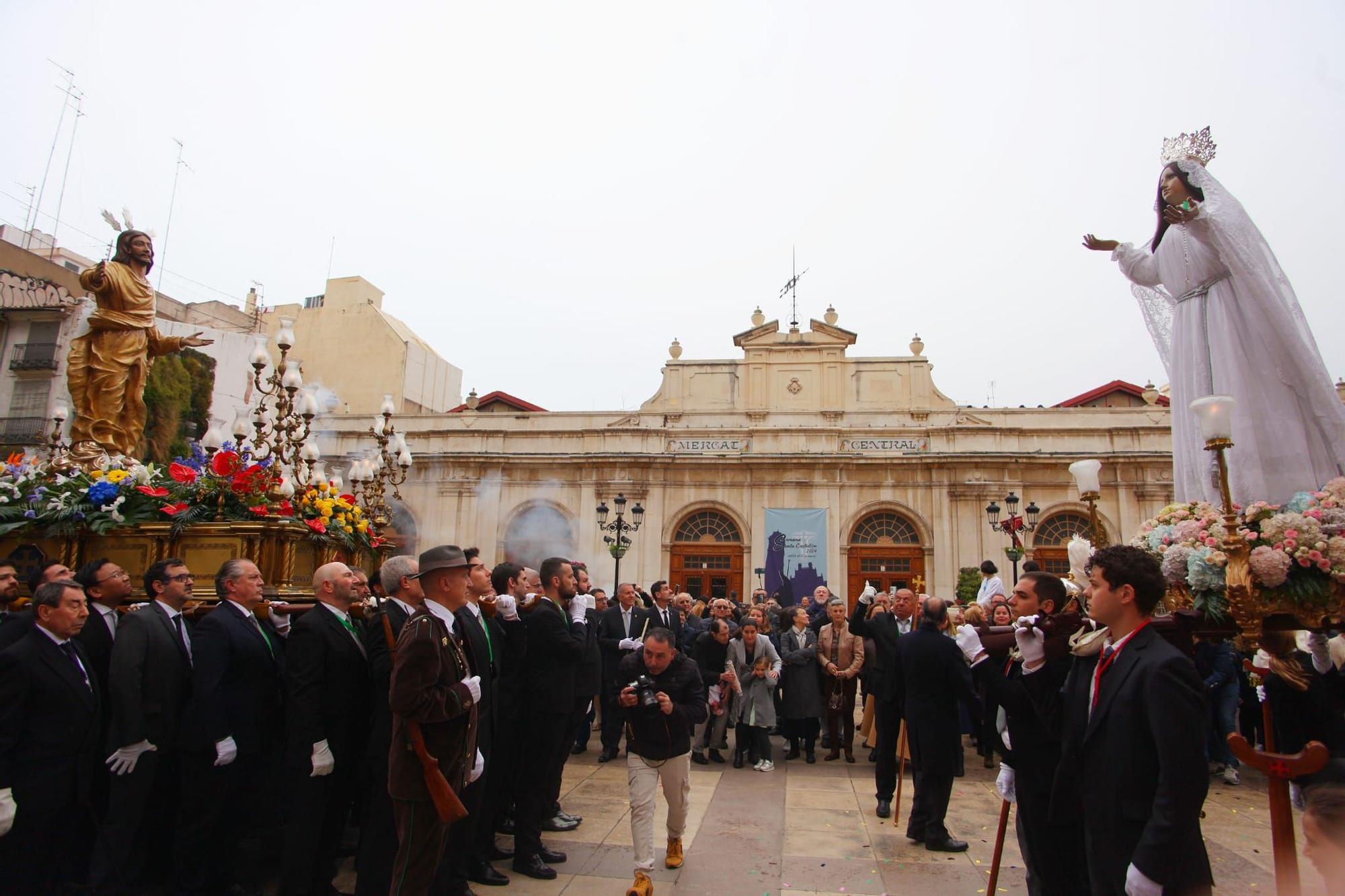 Emocionante procesión del Encuentro en Castelló en la mañana del Domingo de Resurrección.