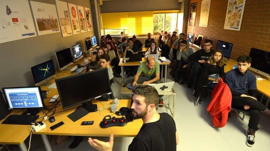 Alumnos asistentes al primer taller del Master Class del Audiovisual Gallego sobre color en el cine. // G. S.