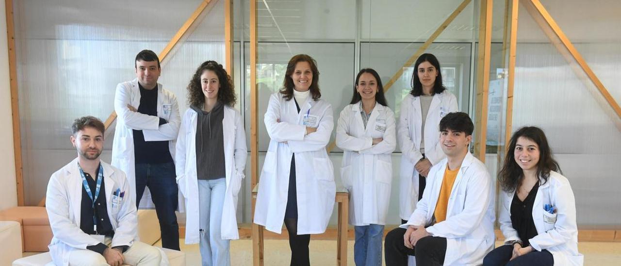La doctora Angélica Figueroa Conde-Valvís, con parte de su equipo del grupo Plasticidad Epitelial y Metástasis del Instituto de Investigación Biomédica (Inibic) del Chuac.