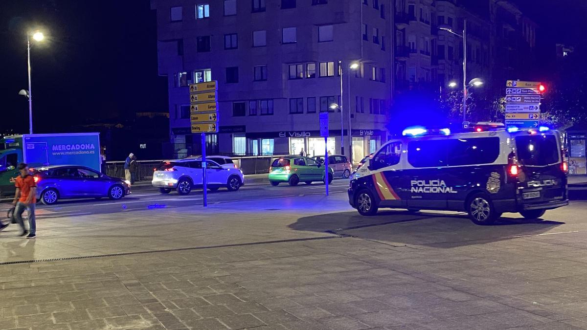 Un coche de Policía Nacional vigila Plaza de Txanaleta, uno de los puntos calientes de la delincuencia en Irún.