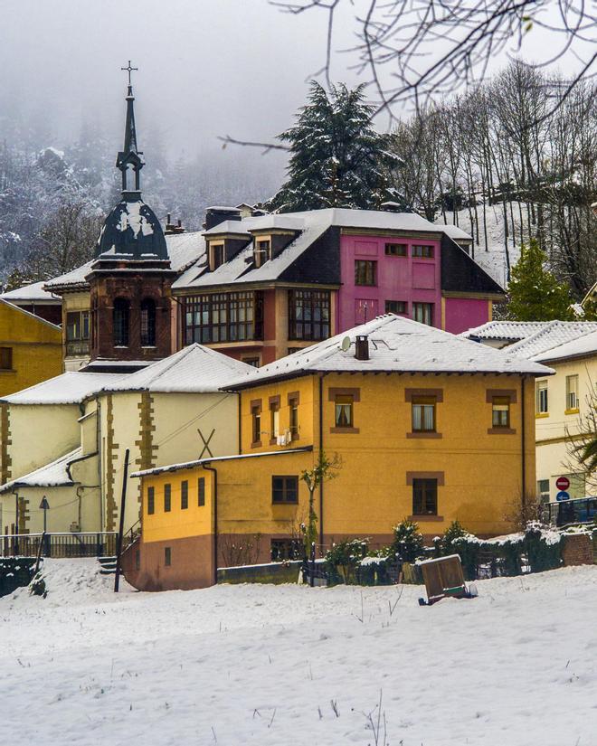 El Pueblo Mágico de Pola de Allande nevado es una de las estampas más bellas del invierno