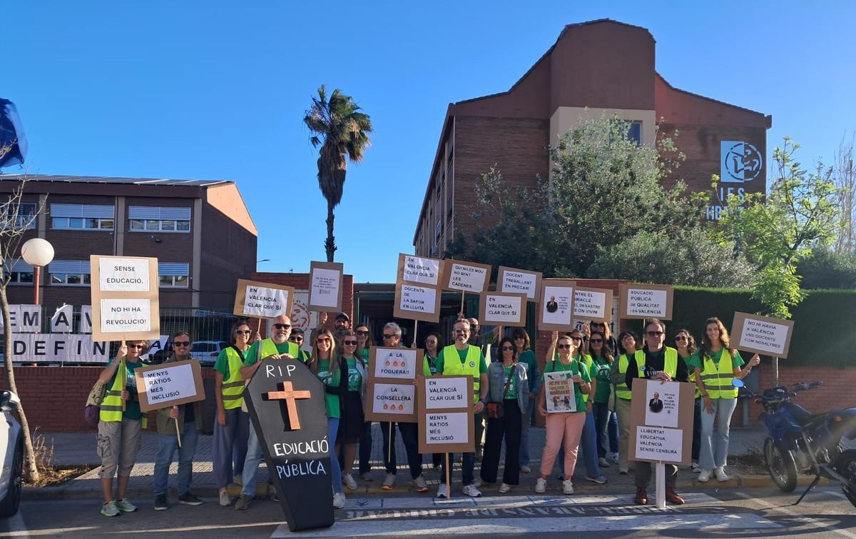 Protesta de sindicalistas en el Tirant de Gandia.