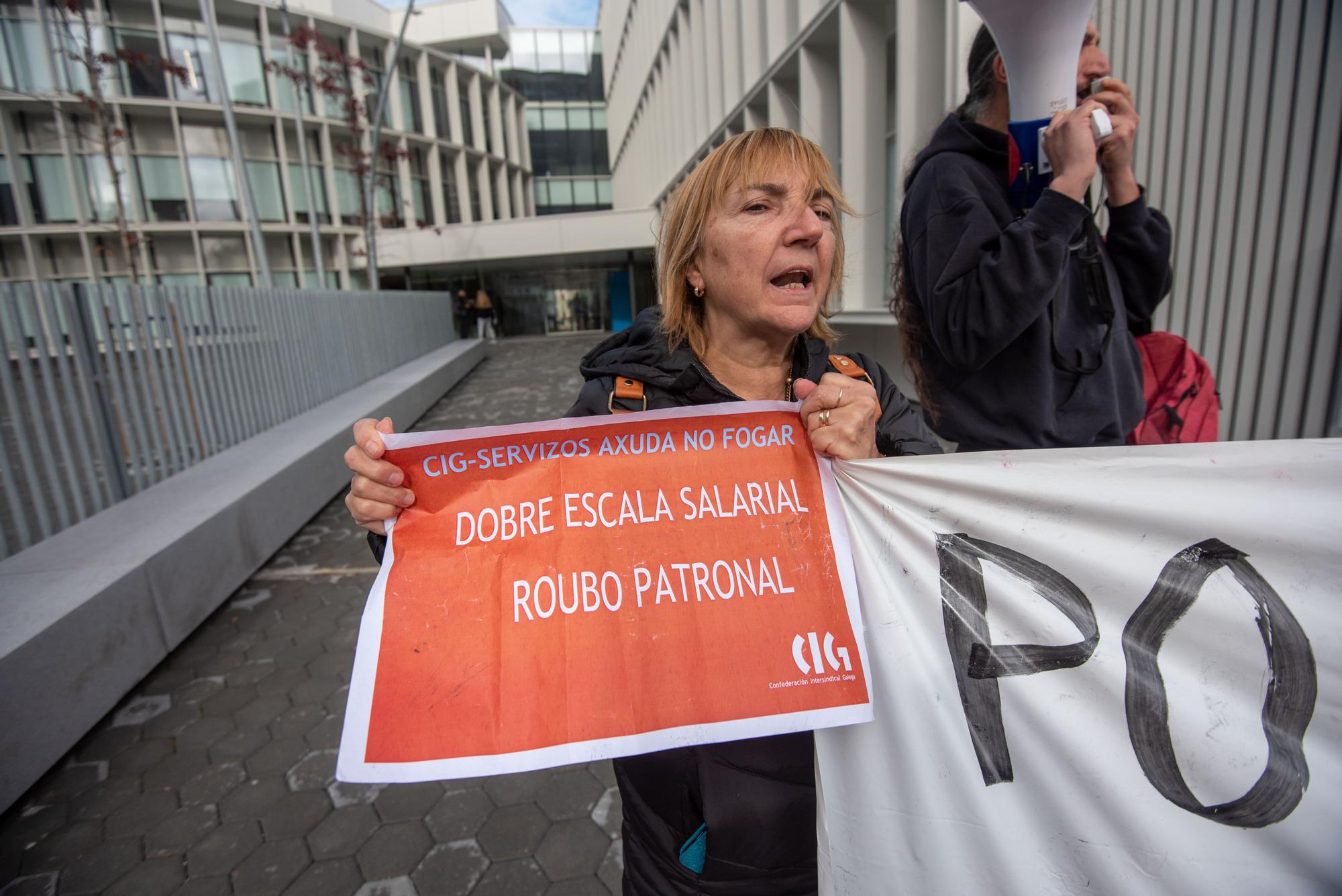 Protesta de trabajadoras de ayuda en el hogar ante la Xunta en el Espazo Amizar de A Coruña