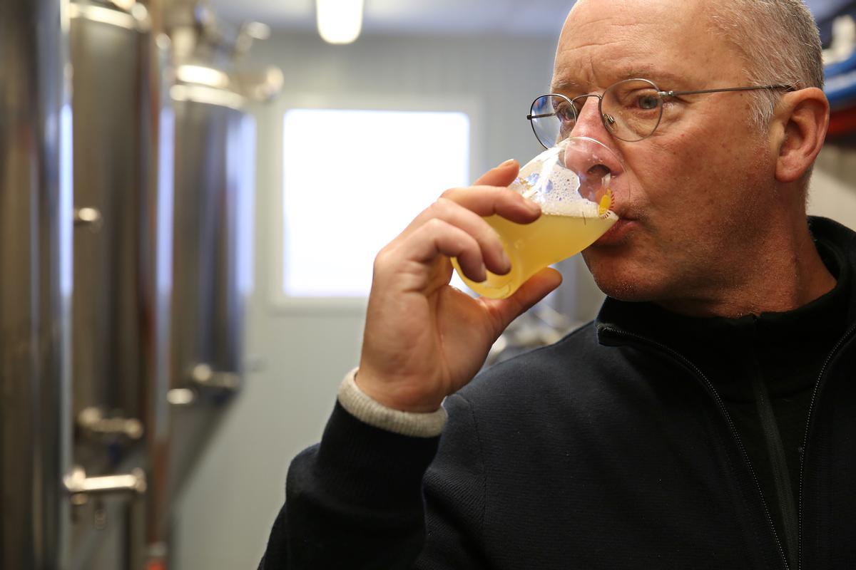 Gabriel Fort, actual cabeza de familia de la saga del Vaso de Oro, cata una cerveza en su taller de elaboración propia.