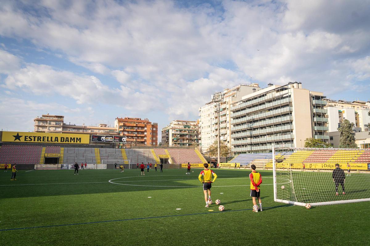 Entreno del primer equipo del Sant Andreu en el estadio Narcís Sala, en Barcelona.