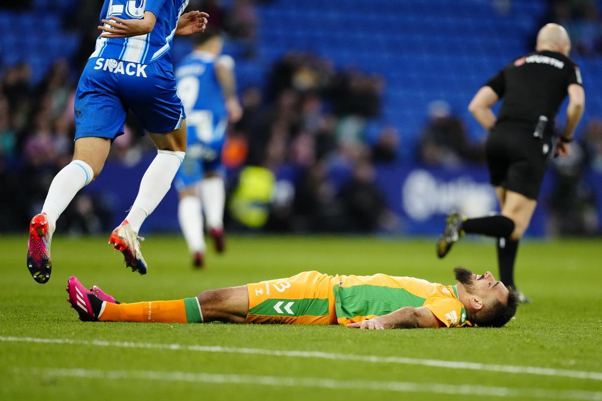 CORNELLÁ-EL PRAT (BARCELONA), 21/01/2023.- El delantero del Betis Borja Iglesias en el partido de LaLiga que el Espanyol y el Betis disputan este sábado en el RCDE  Stadium. EFE/ Enric Fontcuberta