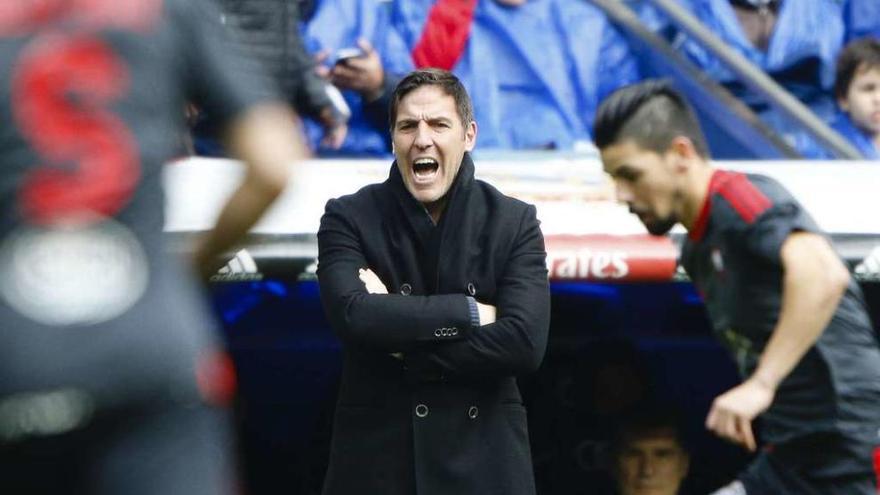 Eduardo Berizzo da instrucciones a sus jugadores durante el encuentro. // Enrique de la Fuente (LOF)