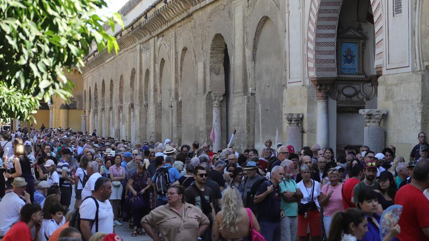 Miles de turistas celebran el puente del Pilar en Córdoba