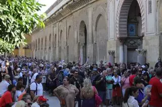 Turistas celebran en Córdoba el puente del Pilar: "Si el mundo se acaba, que nos pille disfrutando"