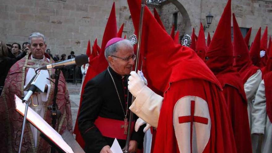 El obispo de Zamora, Gregorio Martínez, durante un juramento del Miércoles Santo.