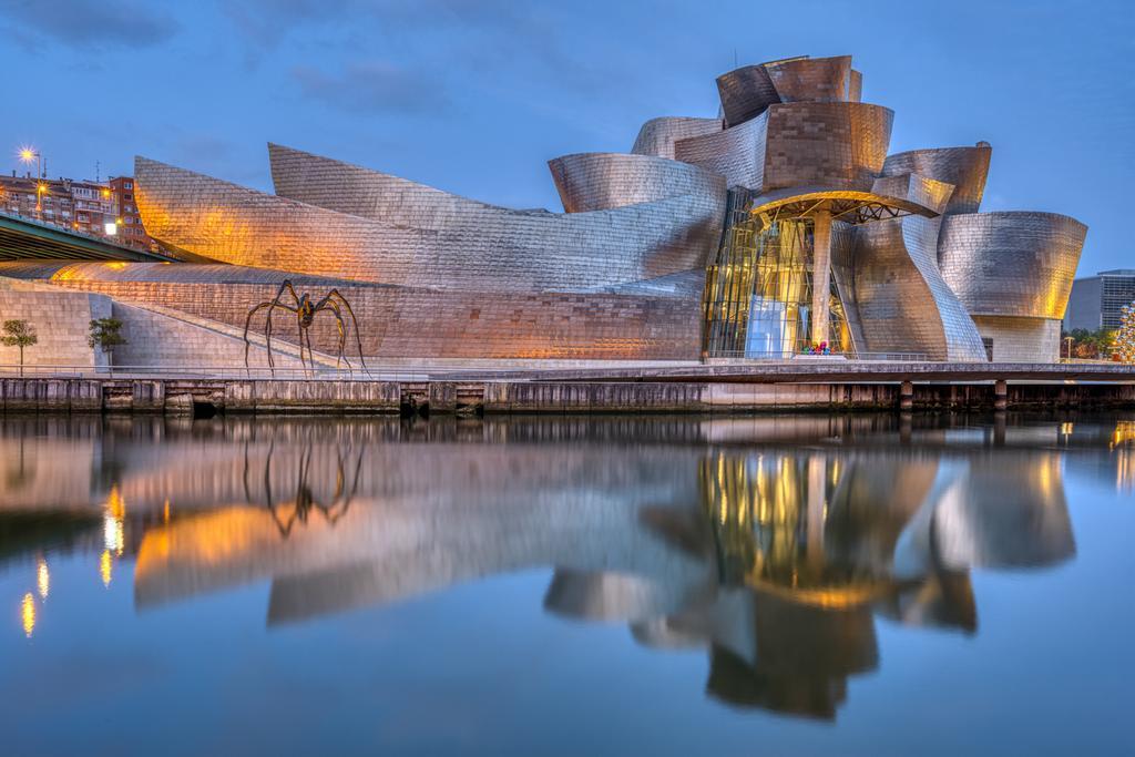 El museo Guggenheim es un museo de arte contemporáneo diseñado por el arquitecto canadiense Frank O. Gehry.