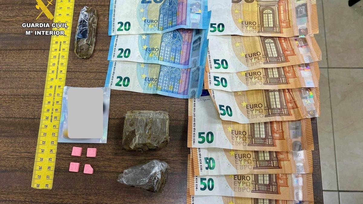 Imagen del dinero y sustancias.