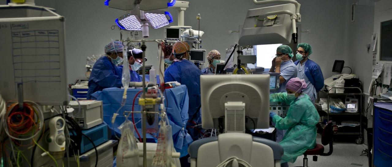 Los traumatólogos están alertando de un aumento en la colocación de prótesis por el retraso de los enfermos en entrar a quirófano. | ANTONIO AMORÓS