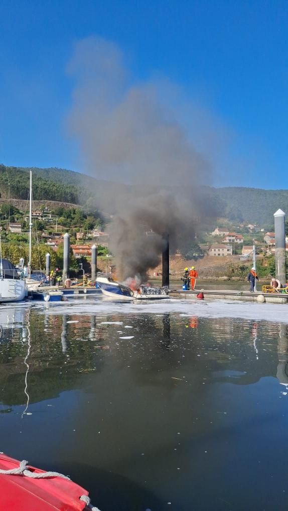 Una columna de humo se levanta en la ría de Vigo: arde una embarcación en San Adrián de Cobres