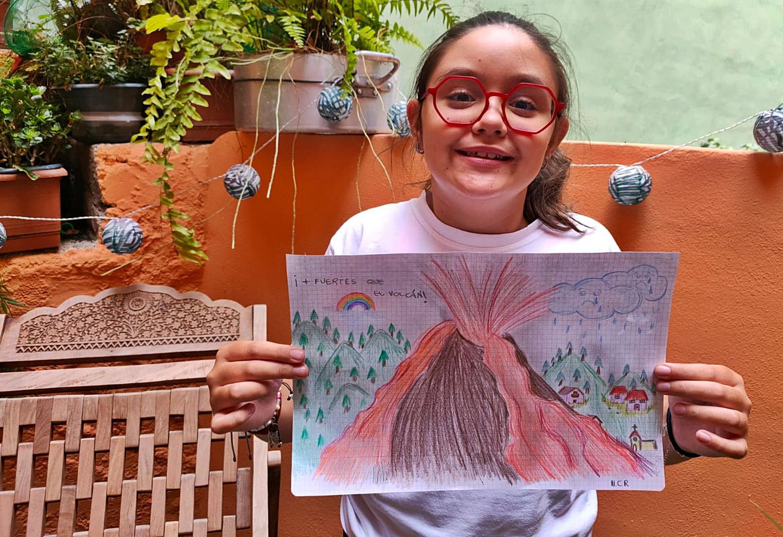 Nieves, de 9 años y de Santa Cruz de La Palma, sostiene su mirada sobre el volcán.