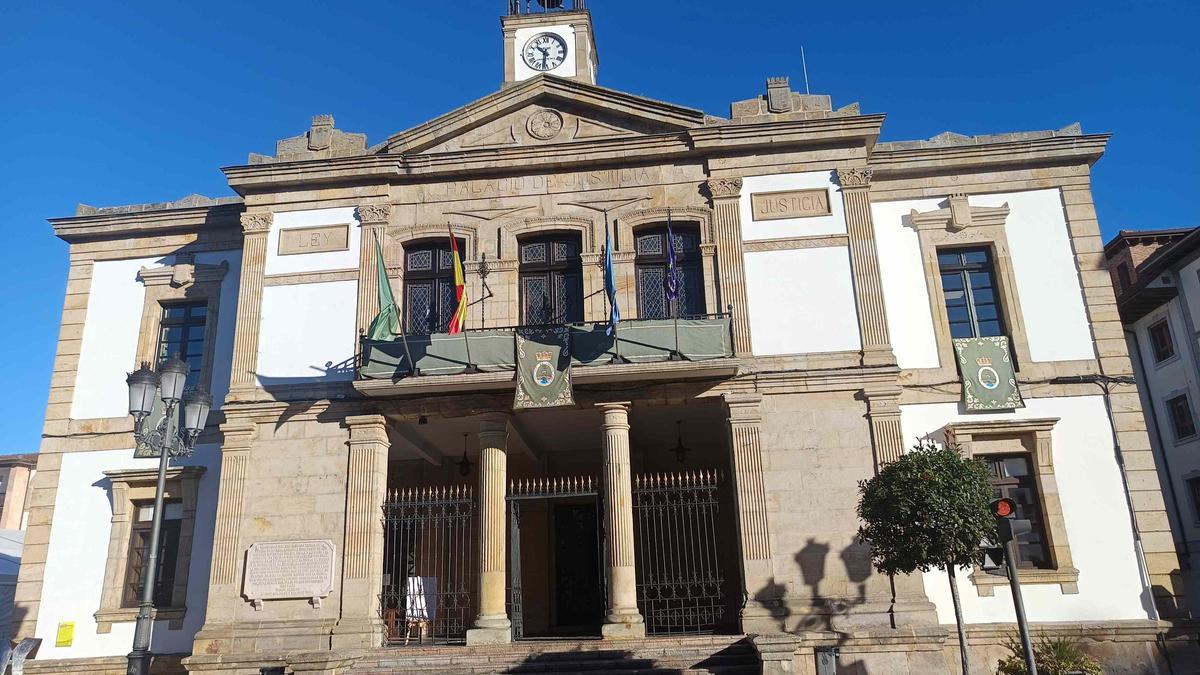 Fachada del consistorio de Cangas de Onís.