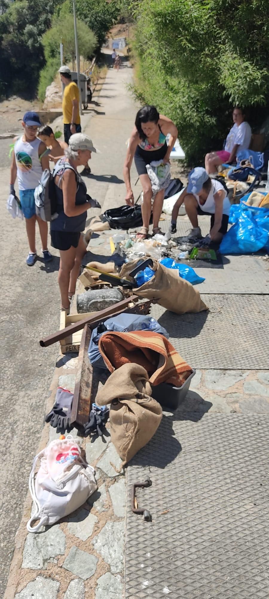 Platges Netes Llançà col·labora Vigilantes Marinos dins del projecte amb Libera per netejar la platja del Cau del Llop