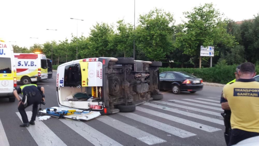 Una ambulancia vuelca tras chocar contra un turismo en el Bulevar Sur de València