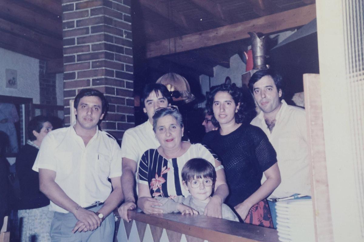 Carmen Conde, en el centro, en el mostrador, con su nieto José Manuel, y detrás sus hijos Pedro, Jorge, Emma y José Manuel, en los años 80.