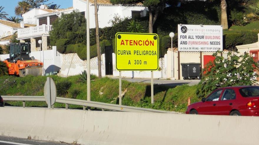 Una imagen de los letreros de la curva de la Cala.