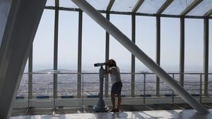 Una visitante observa las vistas panorámicas de Barcelona desde el mirador de la Torre de Collserola.