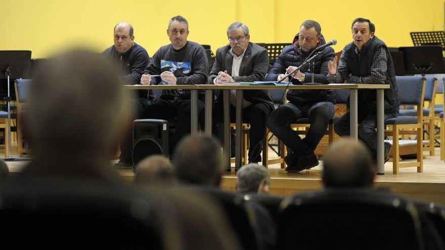 La asamblea de los cazadores tuvo lugar en el auditorio de Lalín. // Bernabé/Javier Lalín