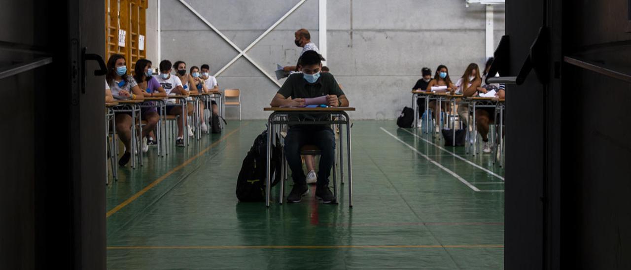 Un examen de la selectividad en el Instituto Miguel Hernández de Alicante.