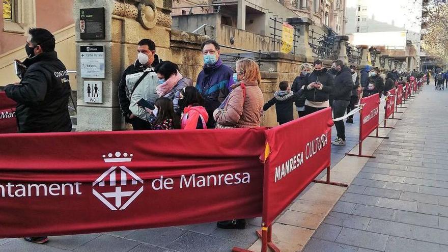 Cua al Passeig de Pere III de Manresa, al costat del Casino, abans de començar la tanda de visites guiades al campament dels Reis, ahir a la tarda