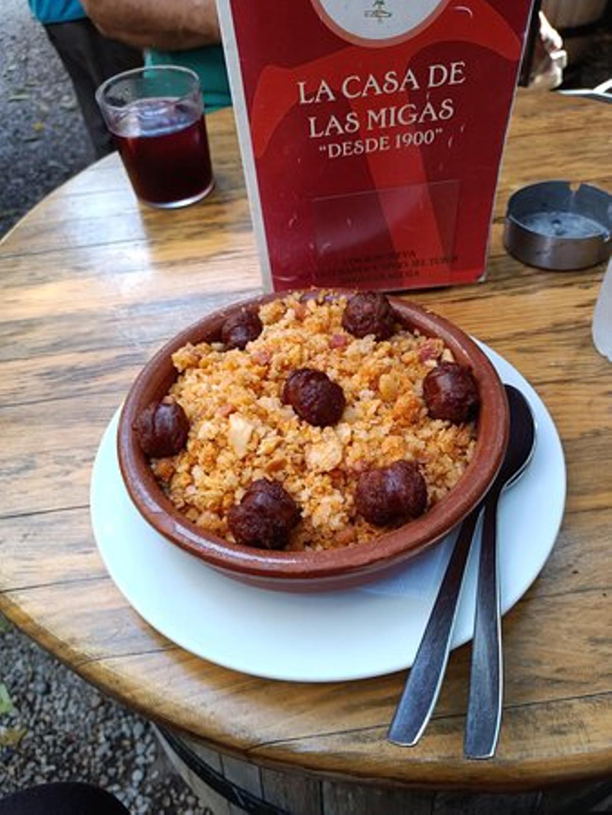 Un plato de migas con longaniza de La Casa de las Migas