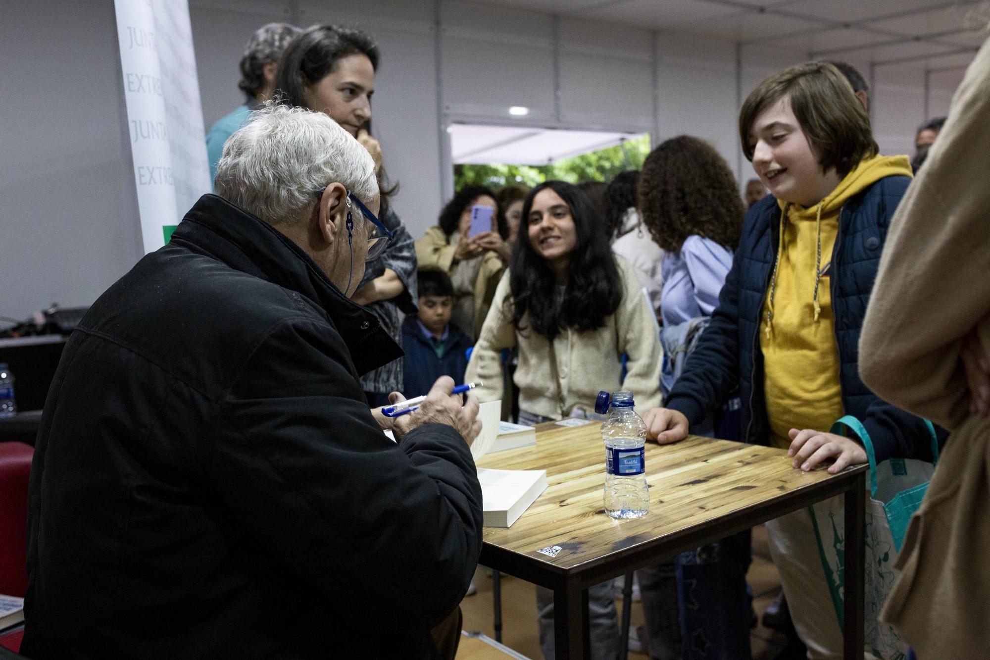 Pablo Vierci desata la locura en la Feria del Libro de Cáceres con 'La sociedad de la nieve'