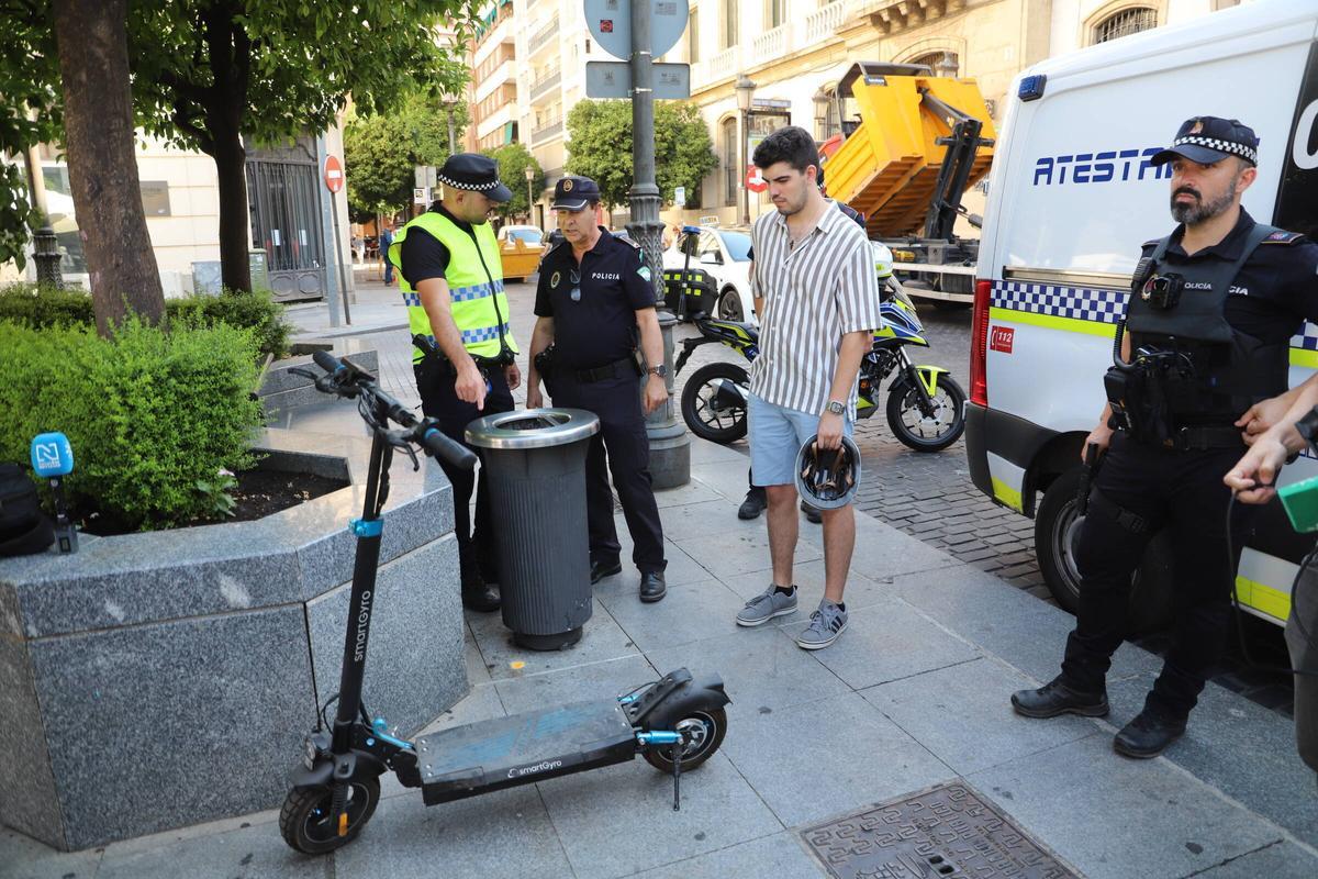 Imagen de archivo de un control de patinetes de la Policía Local.