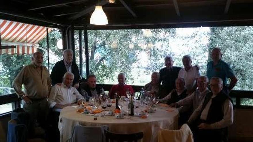 Los participantes en la comida, durante la sobremesa.