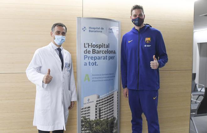 Pau Gasol superó la revisión médica correspondiente a su fichaje por el FC Barcelona, entre el Hospital de Barcelona y el Centro Médico de la Ciudad Deportiva.