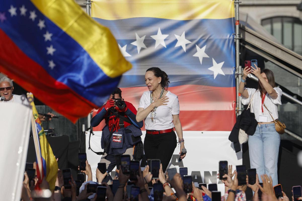 María Corina Machado, la líder opositora venezolana, durante un encuentro con la comunidad de su país en España, este sábado 18 de abril en la Puerta del Sol, Madrid