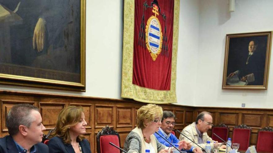 En la mesa, desde la izquierda, Lorenzo Oliván, Otilia Requejo, Josefina Martínez, Roberto Sánchez Ramos y José Luis García Martín.