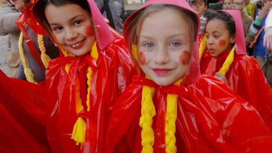 Un grupo de escolares durante el pasacalles infantil.