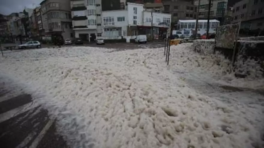 La espuma de mar toma el puerto de A Guarda