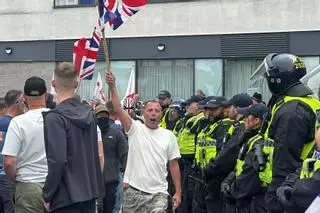 Ultraderechistas enmascarados asaltan un hotel de alojamiento de inmigrantes en Rotherham, Inglaterra