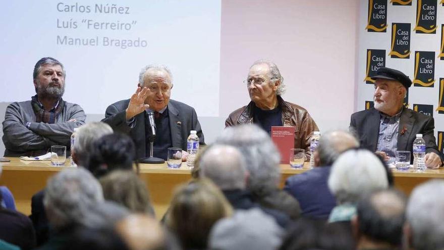 Bragado, Alonso Montero, Núñez e Ferreiro na presentación onte na Casa do Libro de Vigo. // R. Grobas