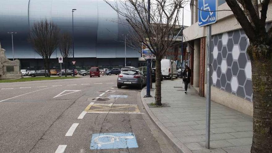 Las plazas de aparcamiento para personas con movilidad reducida aumentan cada año. // Alba Villar