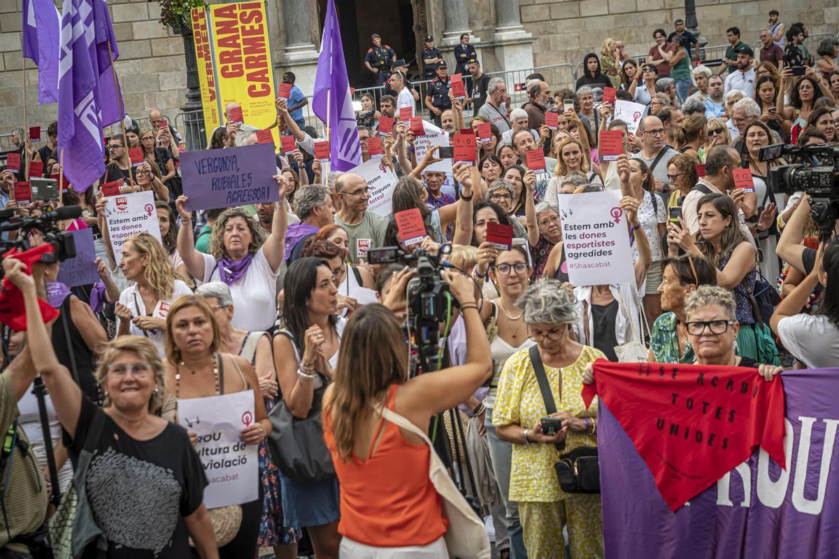 Barcelona le saca tarjeta roja a Rubiales en una concentración en la plaça Sant Jaume