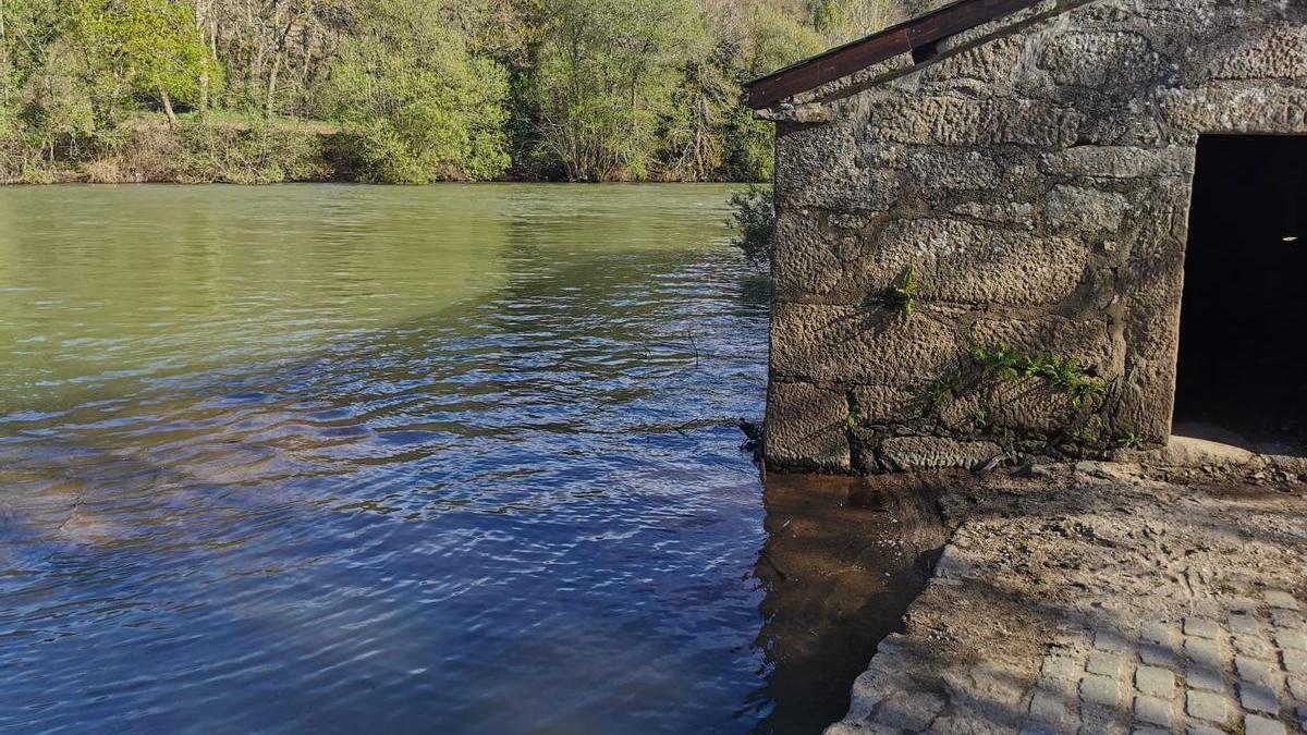 El vertido con arena esta misma mañana a su paso por Tapia, en el Concello de Ames