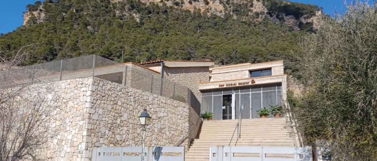 Entrada principal del CEIP Nicolau Calafat, en Valldemossa.