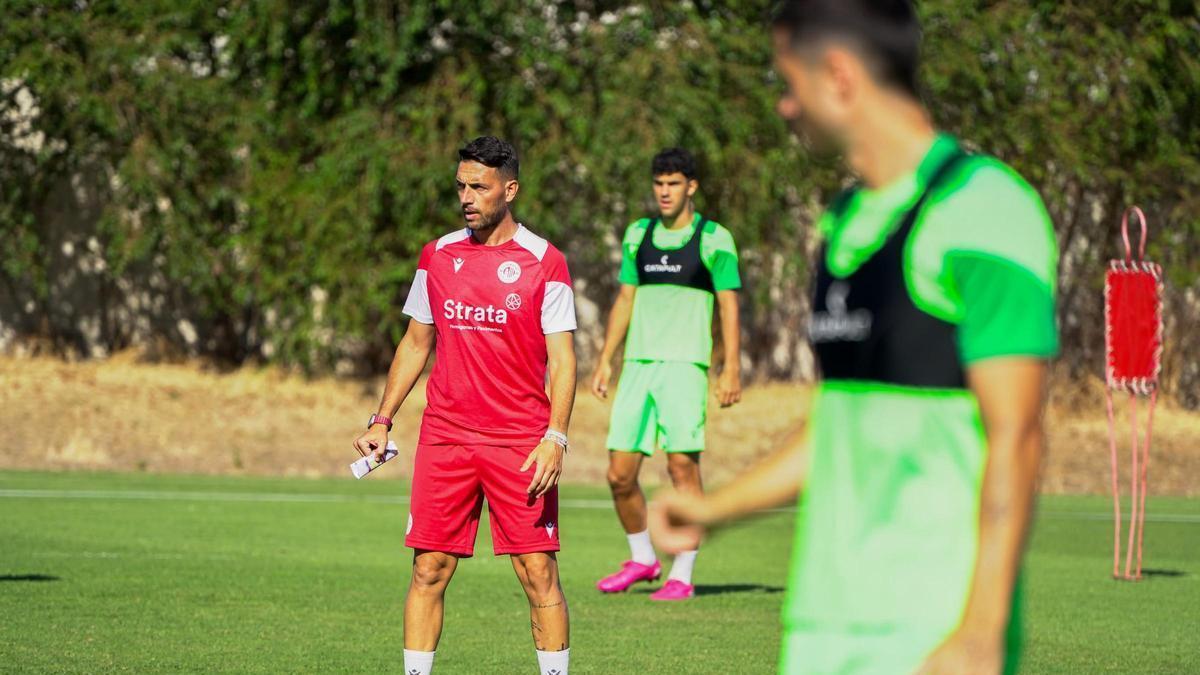 David Rocha dirigiendo uno de los entrenamientos recientes del Extremadura